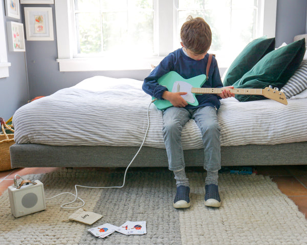 Loog Guitars on ameliapresents.com